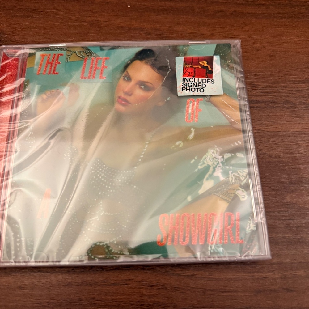 Taylor Swift The Life of A Showgirl CD + Hand Signed Photo 4 - NEW and SEALED - Picture 2 of 2